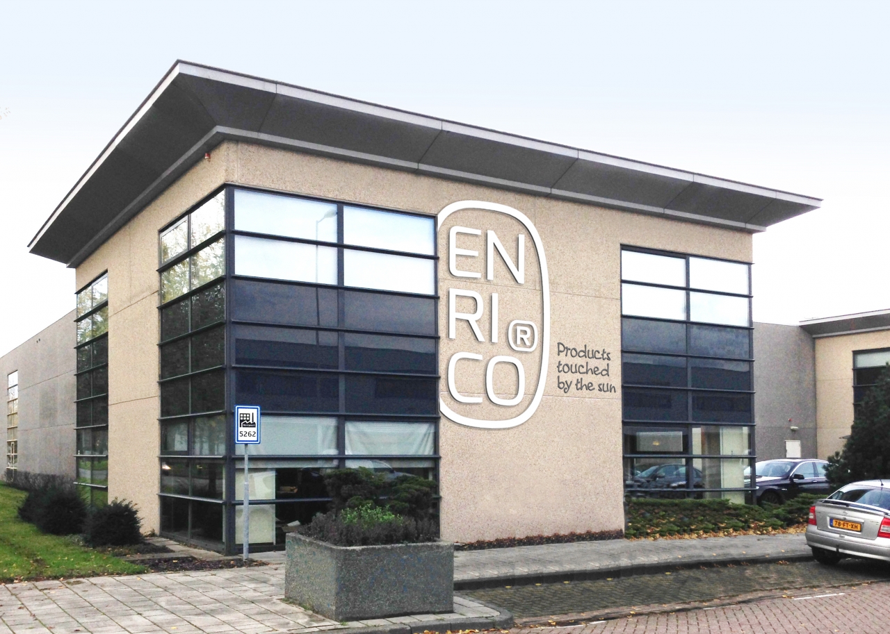 Bord op gebouw wit Antraciet.Bijgesneden Bord op gebouw wit Antraciet.Bijgesneden